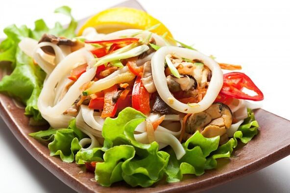 Salad hải sản với nước sốt gừng là một món ăn lành mạnh giúp tăng hiệu quả