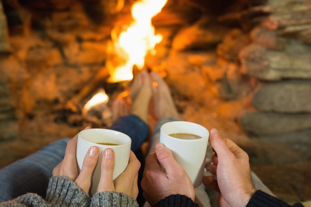 Cặp đôi ở phía trước lửa trại